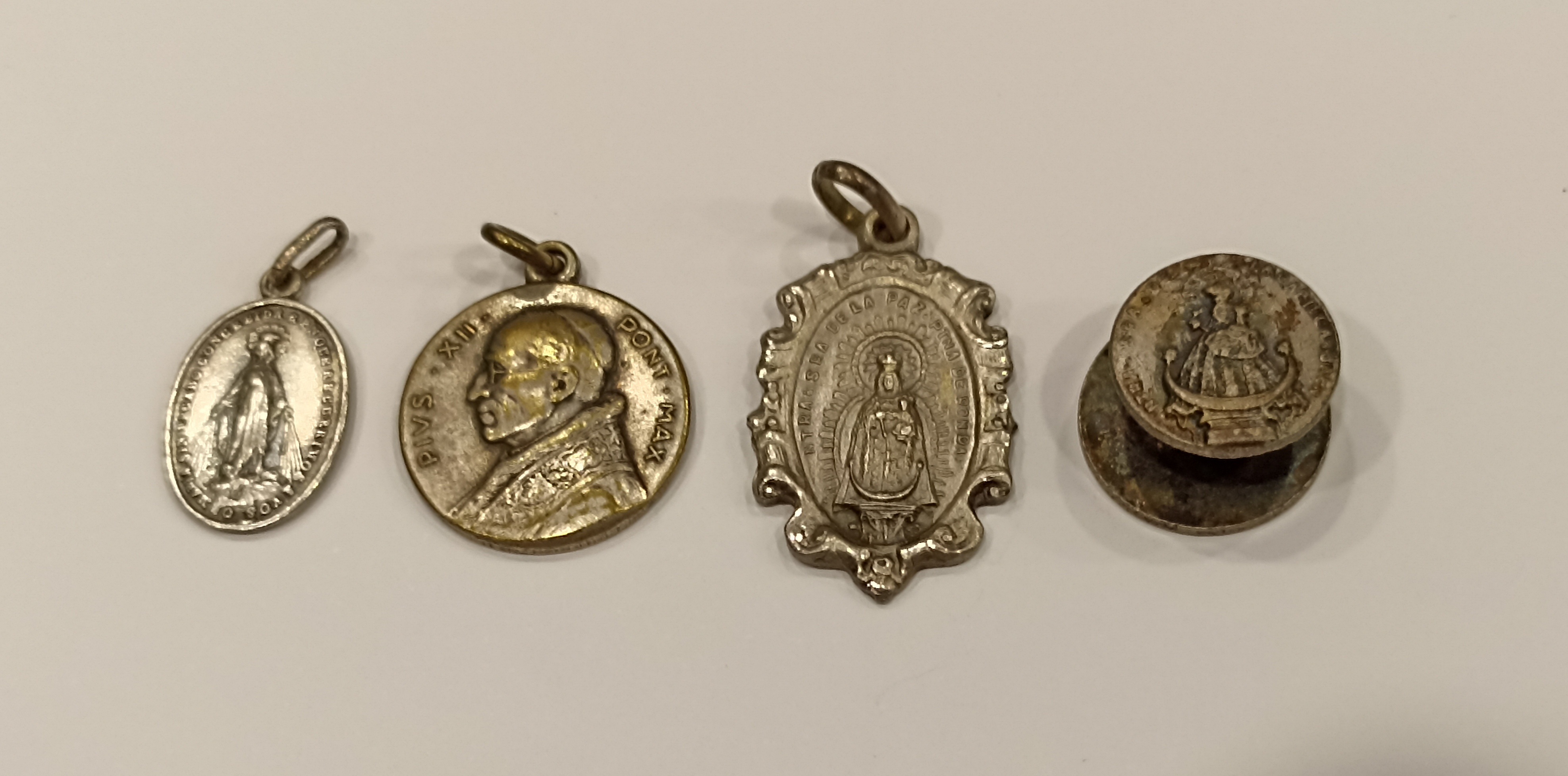 Lote de 4 medallitas. N. S. de la Paz (Ronda), Inmaculada, N. S. de la Capilla (Jaén) y Pío XII