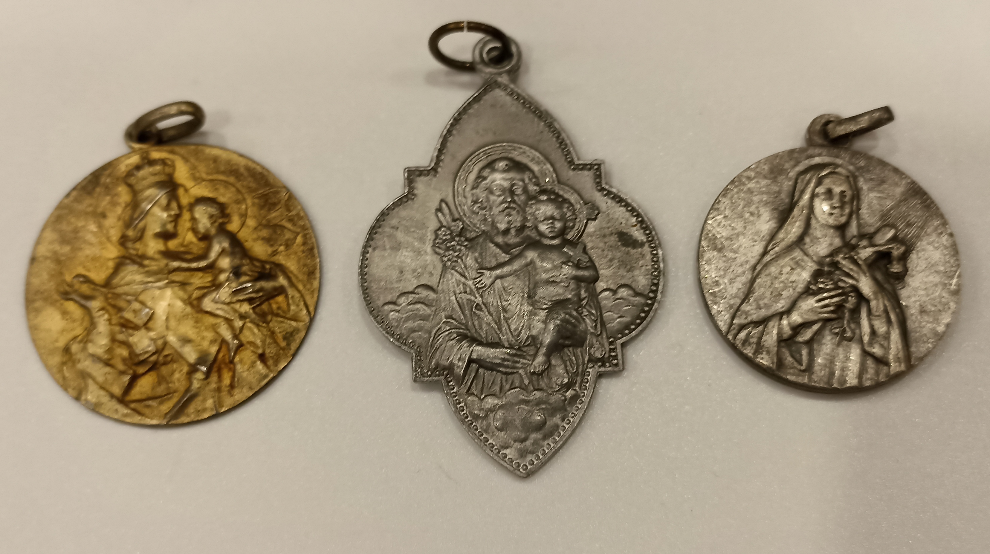 Lote de 3 Medallas Religiosas. Aluminio y metal blanco