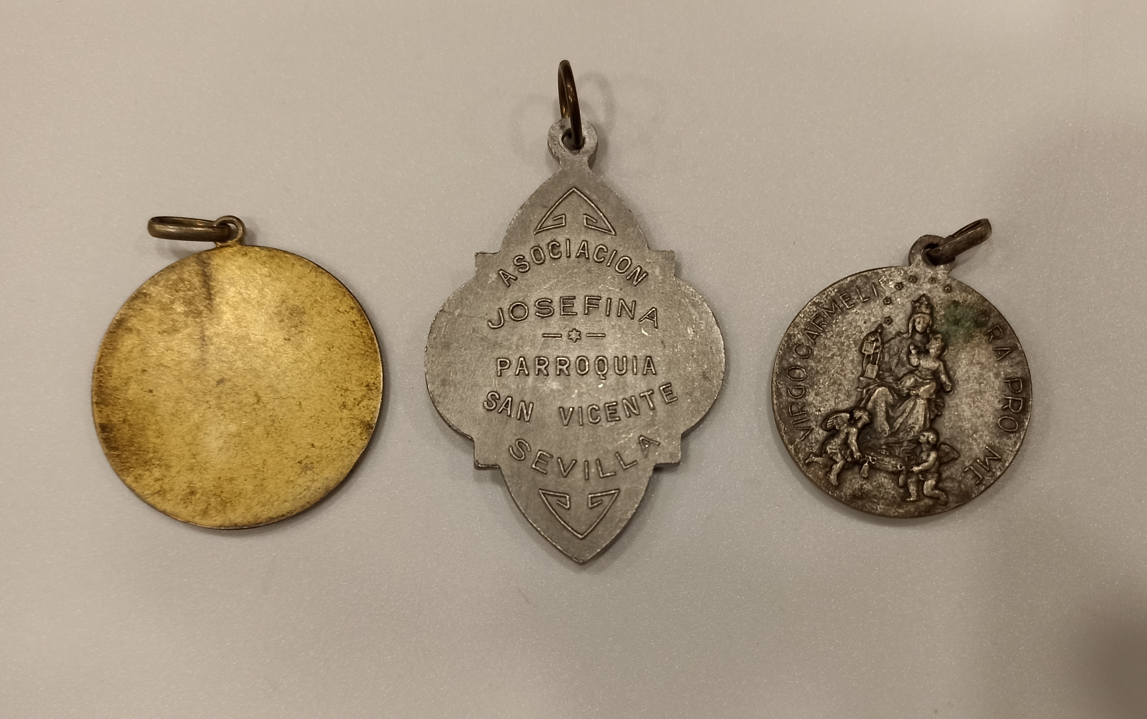 Lote de 3 Medallas Religiosas. Aluminio y metal blanco