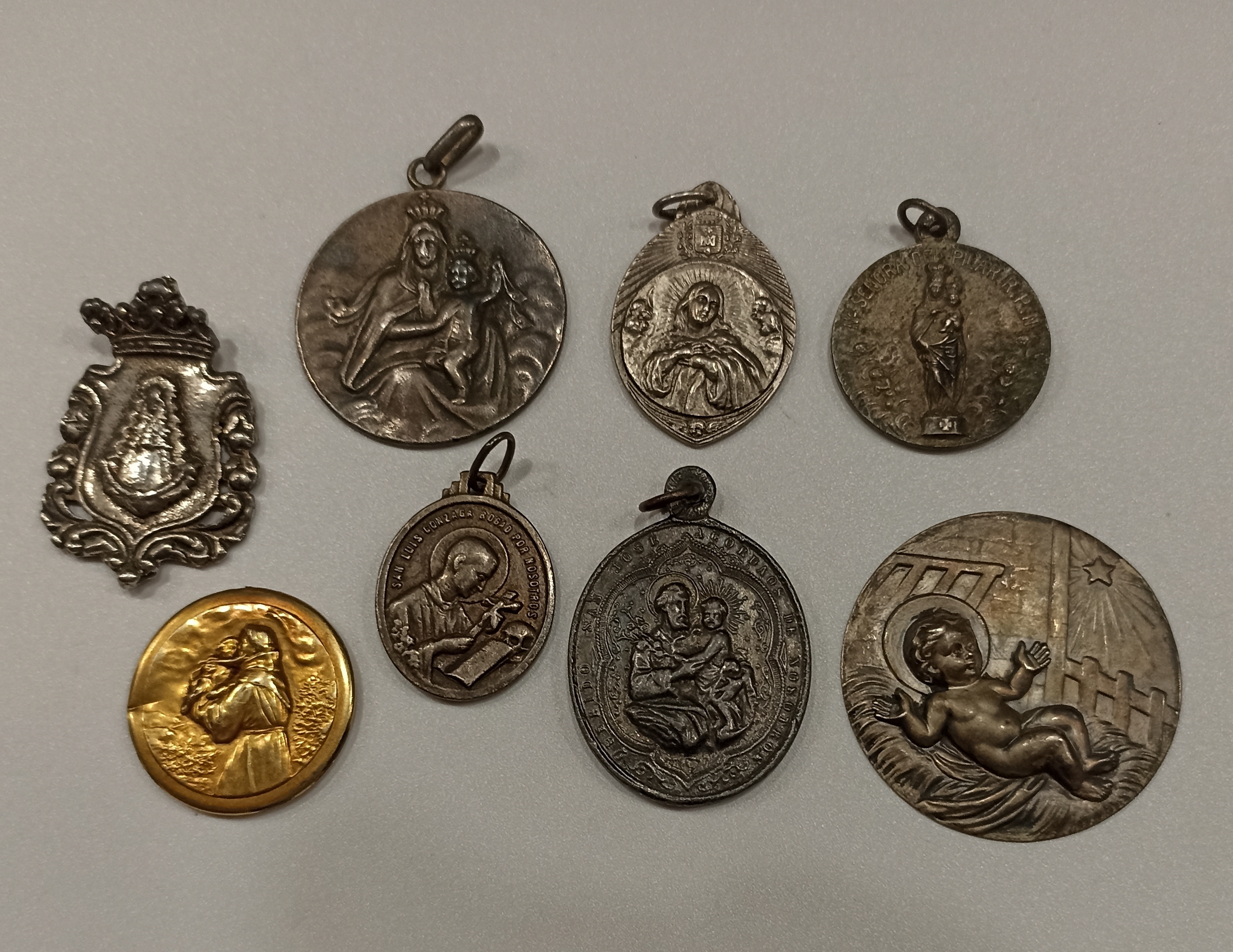Lote de 8 medallas religiosas. Siglo XX. Diversas advocaciones
