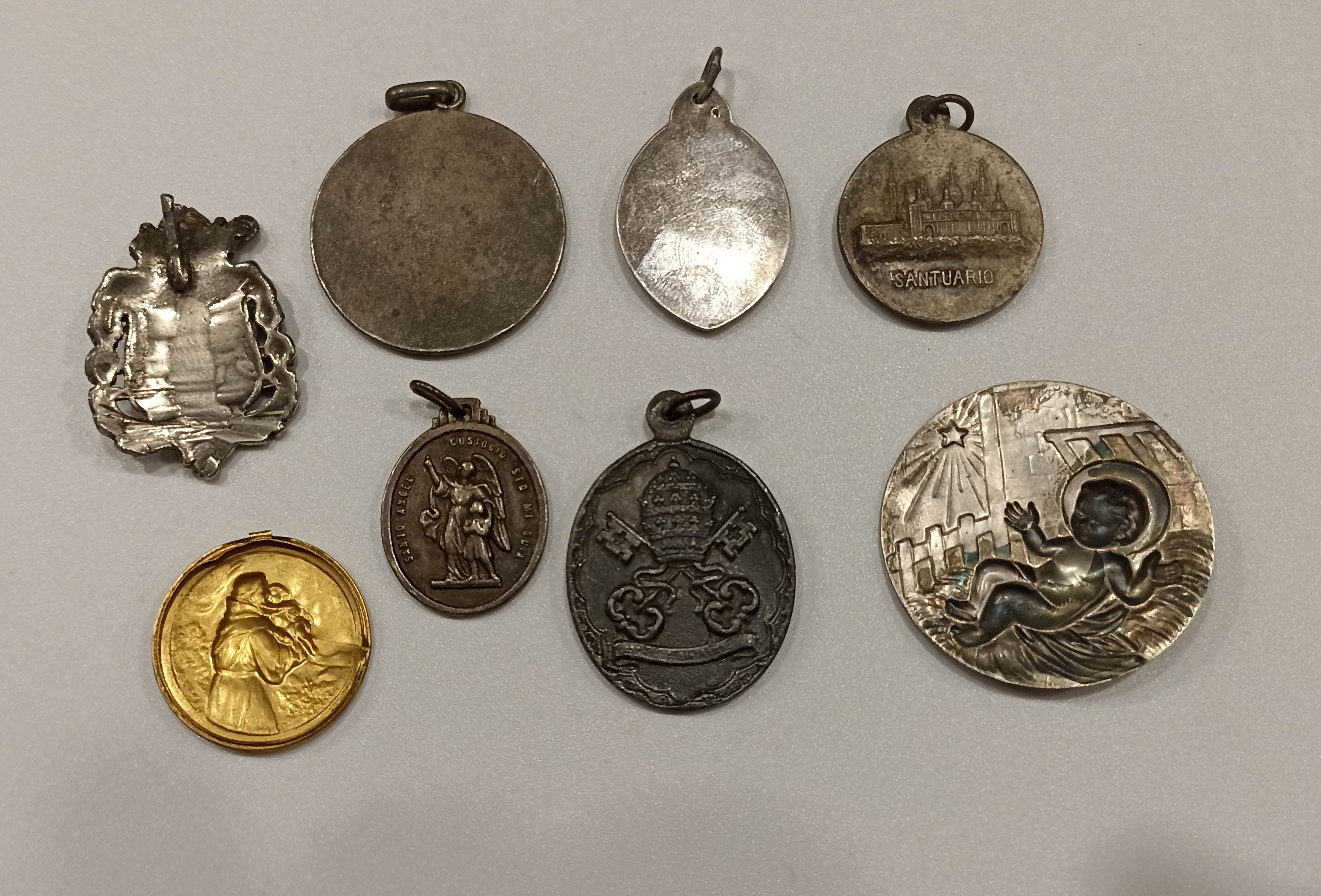 Lote de 8 medallas religiosas. Siglo XX. Diversas advocaciones