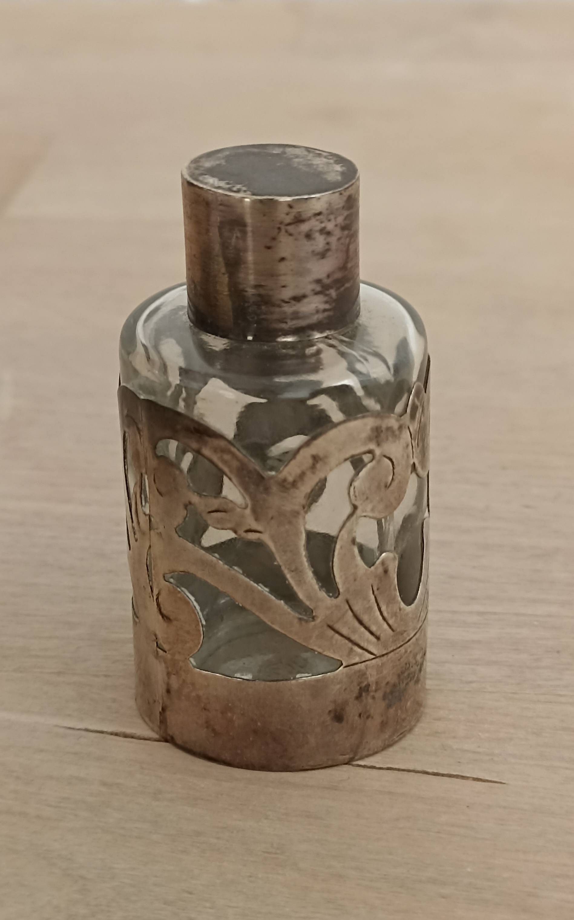 Perfumario. (5,5x3,5 cms.) Plata y Cristal. Punzón: 925 J.M.C. México. Siglo XIX