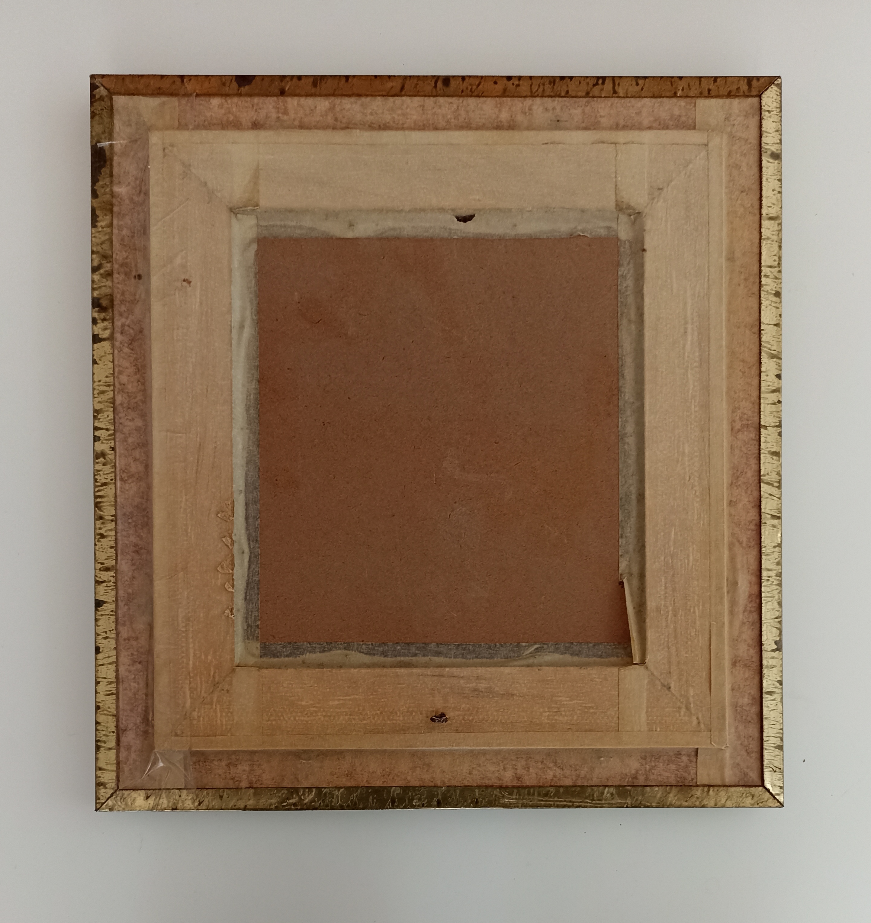 Bonito cuadro con marco de madera y cristal protector. 35,5x32,5 cm.