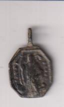 Santa Bárbara. Medalla (AE 17 mms.) R/ San Benito y Cruz. Siglo XVII-XVIII