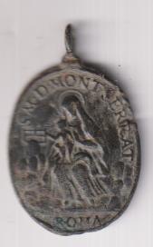 S.M. D. Montserrat. Exergo: Roma. Medalla (AE 35 mms.) R/ Cáliz entre Ángeles. Siglo XVII-XVIII