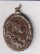 Virgen con Niño Jesús. Medalla (AE 25 mms.) R/ Santo arrodillado. Siglo XVIII