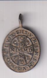 San Benito. Medalla (AE 27 mms.) R/ Cruz de San Benito. Siglo XVII-XVII