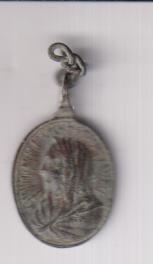 Jesús. Medalla (AE 23 mms.) R/ María. Siglo XVII-XVIII.
