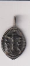 Jesús Crucificado entre María y Apóstol. Medalla (AE 20 mms.) R/Dolorosa. Siglo XVII-XVIII