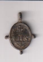 Cruz sobre I. H. S. Medalla (AE 17 mms.) R/Inmaculada. Siglo XVIII
