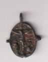 Jesús en la cruz entre apóstol y maría. Medalla (ae 18 mms.) R/ Virgen. Siglo XVII-XVIII. variante con adornos sobre y bajo la cruz