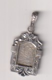 Colgante para santos de bonito diseño. (plata 24 mm. 3, 50 gr.) Siglo XIX-XX. R/liso con contraste y punzón
