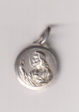 Virgen del Carmen. (metal blanco plateado 17 mm.) R/Corazón de Jesús
