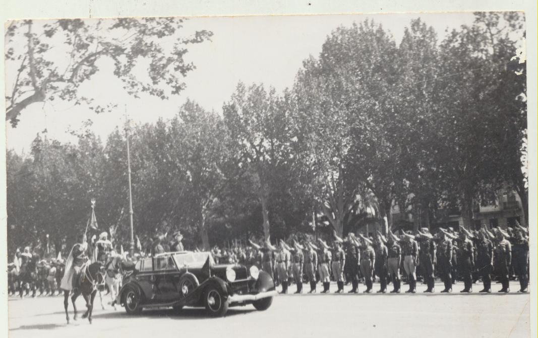 Fotografía (12,5x17,5) Franco en un desfile. 1939-194?