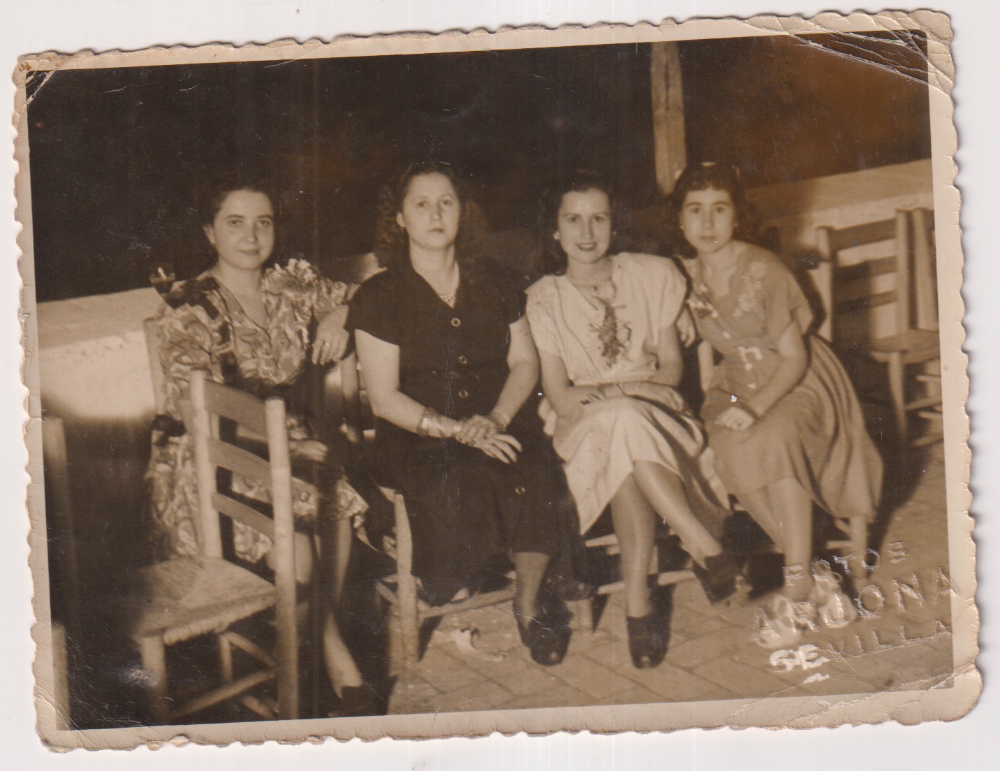 Fotografía (11,5x8,5) Foto. Arjona. Sevilla. Al dorso: 15 de Octubre de 1947. Fiesta de la patrona de Intendencia. S. Teres de Jesús