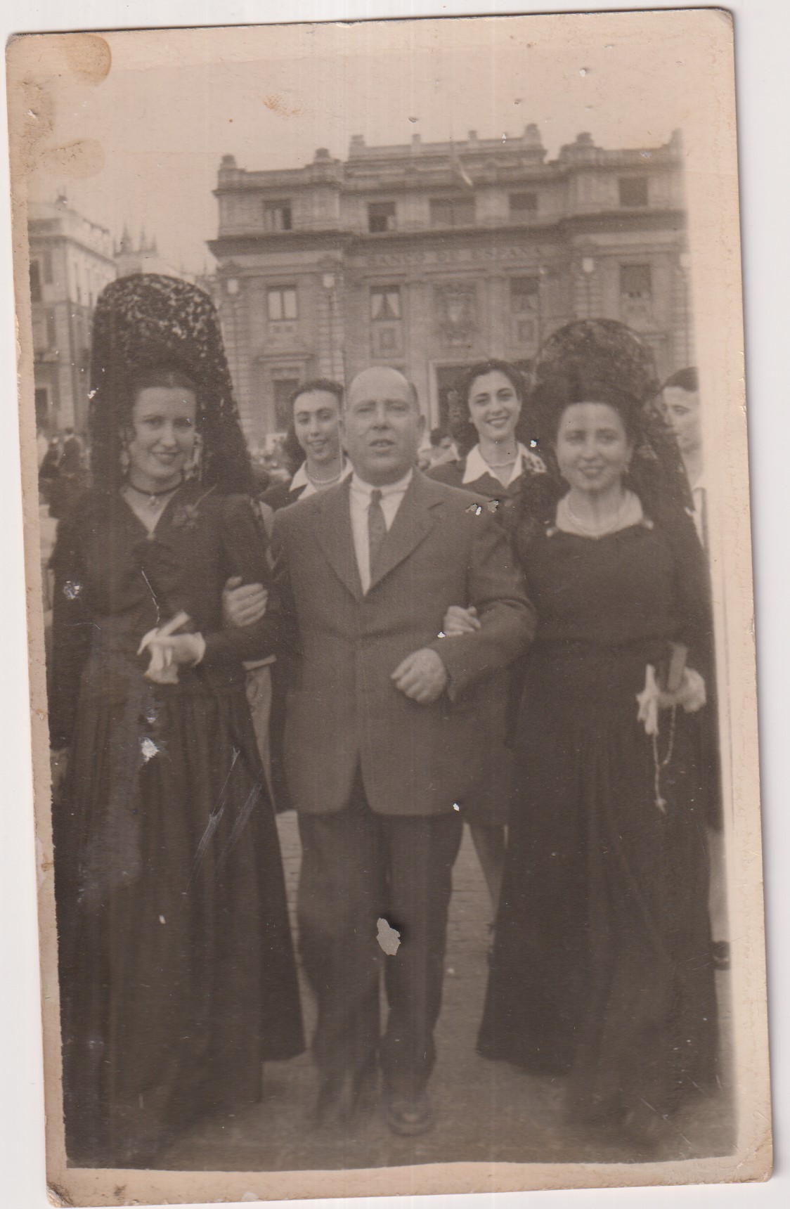 Tamaño postal. Foto Flore. Sevilla. al dorso: Sevilla 6 de Abril de 1950. Jueves Santo, por la Plaza de San Francisc0