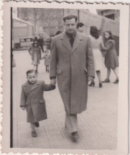 Fotografía (8x7 cm.) Foto Zarca. Ampliaciones y Reproducciones. Barcelona