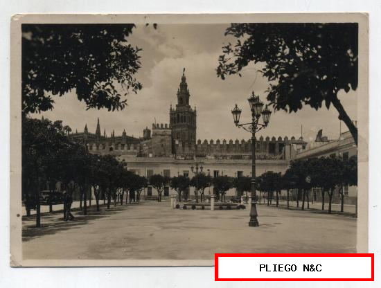 Sevilla-Patio de Banderas (12,5x18) Al dorso felicitación Pascuas 1935. E. Piñal de Castilla