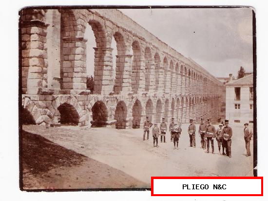 Fotografía (8,5x11) Acueducto de Segovia, delante soldados y civiles. Siglo XIX
