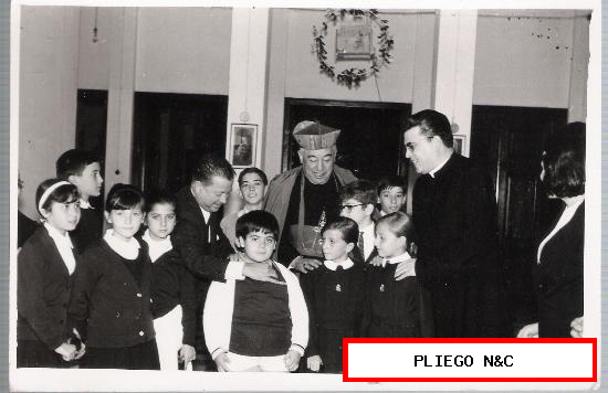 Fotografía (12x18) El Cardenal de sevilla, Bueno Monreal, rodeado de niños