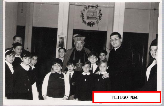 Fotografía (12x18) El Cardenal de sevilla, Bueno Monreal, rodeado de niños. Fotógrafo Gasan-Sevilla 1967
