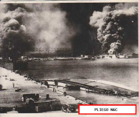 Pearl Harbour. La foto recoge el puerto momentos después de la agresión Japonesa