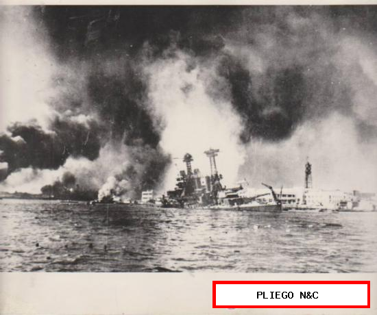 Fotografía (18x24) Al dorso: El bombardeo nipón de Pearl Harbour (7 de Diciembre)
