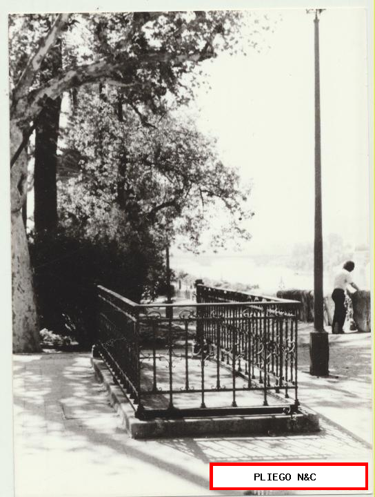 fotografía (9x12) urinario público junto al puente de Triana. Fotógrafo Agudelo. Años 70