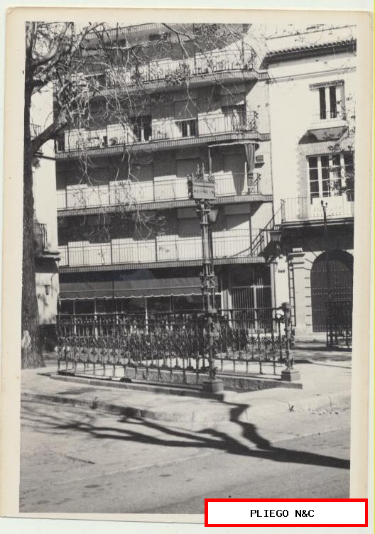 fotografía (9x12) plaza de la encarnación. Fotógrafo Agudelo. Años 60-70