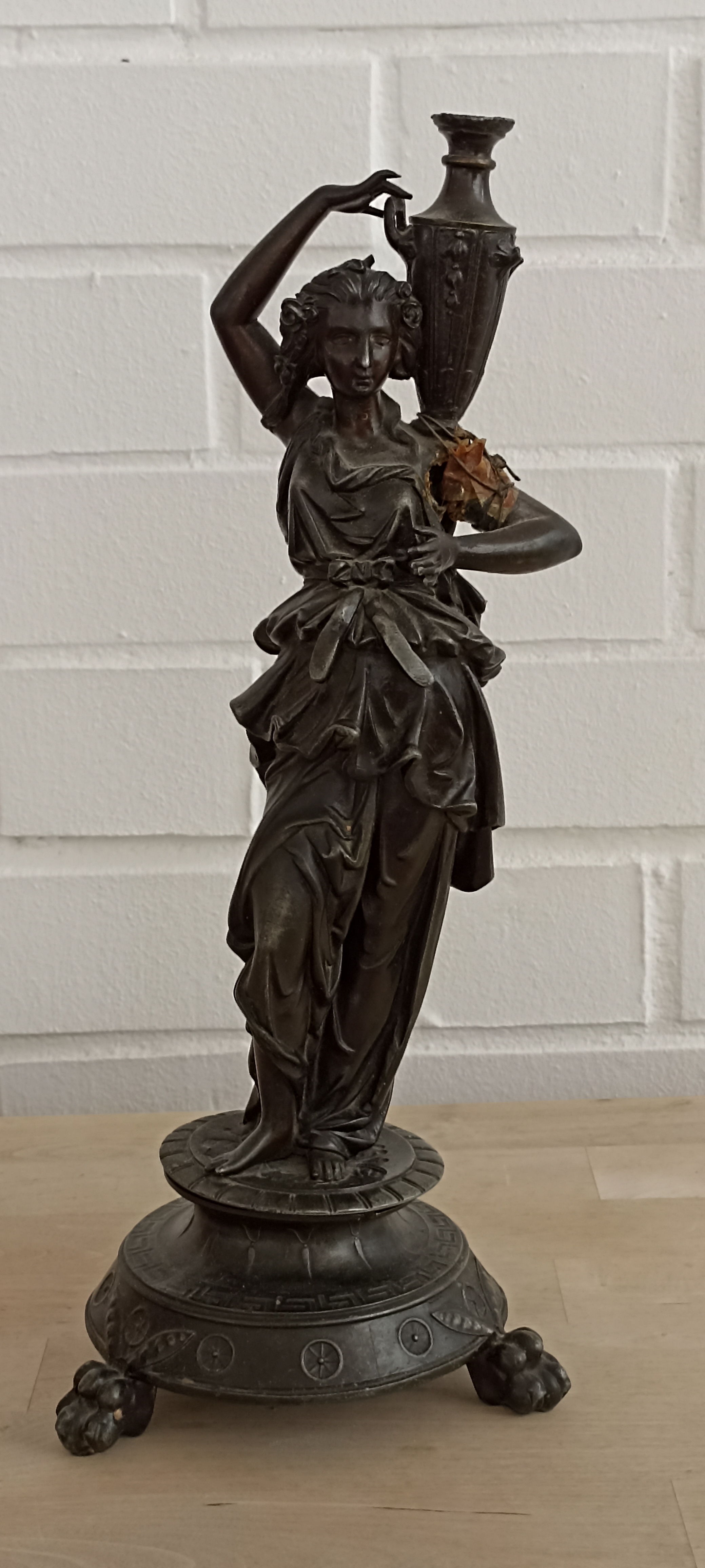 Figura femenina portando ánfora. Calamina bronceada (38x14)  Siglo XIX
