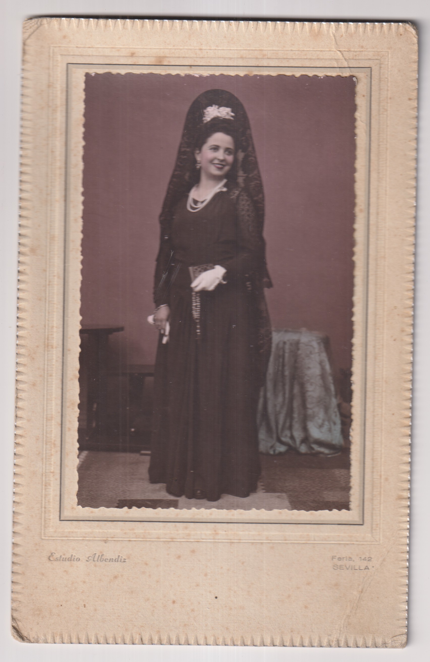 Fotografía (14,5x9,5) Mujer de mantilla. Estudio Albéndiz. SEvilla. 1944