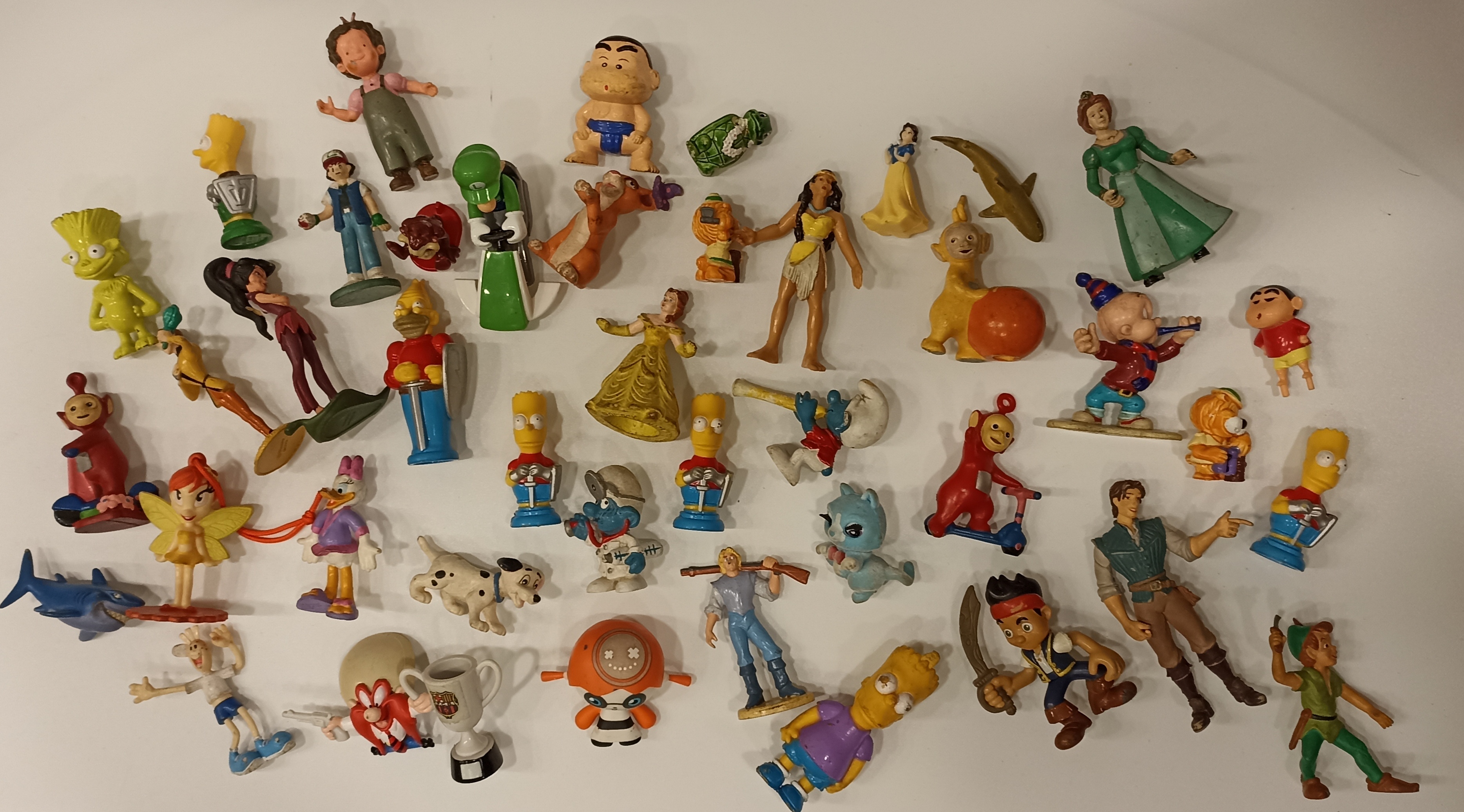 Lote de 42 figuritas de personajes infantiles. Diversas marcas (plástico y goma)