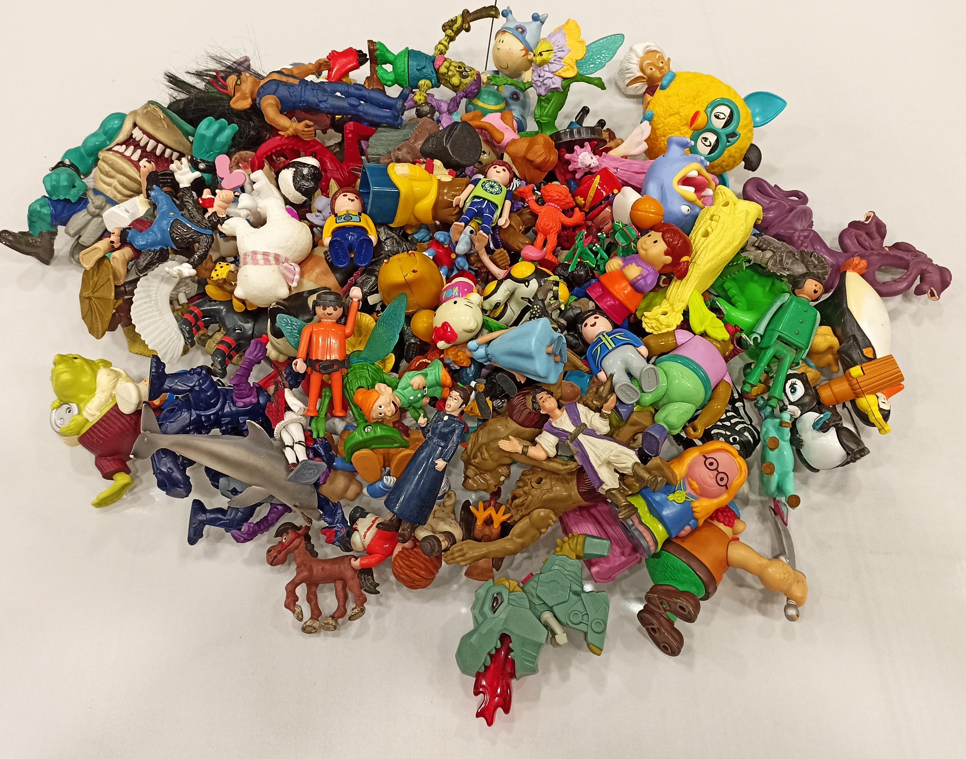 Gran lote de figuritas de plástico (superhéroes, princesas, animales...) Diferentes modelos y marcas