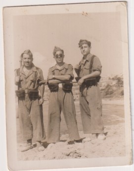 Fotografía (8,5x6,5 cm) Al Dorso: Enrique, Albert, Molas. 25 Compañía