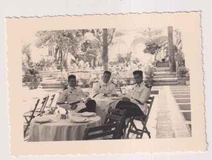 Infantes de Marina en el Hotel Los Cisnes. Jerez de La Frontera. Foto Malet. Año 1955