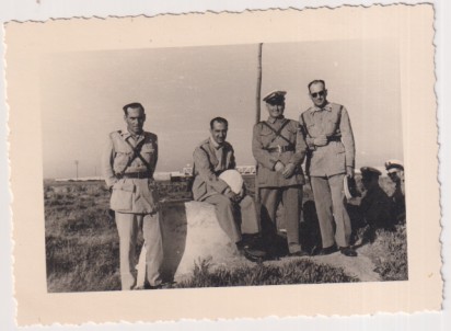 Infantería de marina San Fernando (Cádiz) Al Dorso: Un capitán y 3 Brigadas. Año 1955. Foto malet