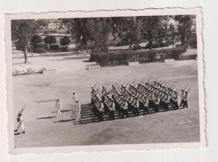 Formación de Infantería de Marina en el Día de la Lura de Bandera en San Fernando (Cádiz) en 1955. 