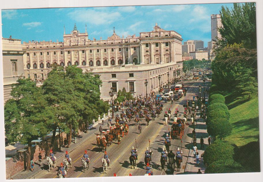 Madrid. calle Bailén y palacio real. desfile. sin circular