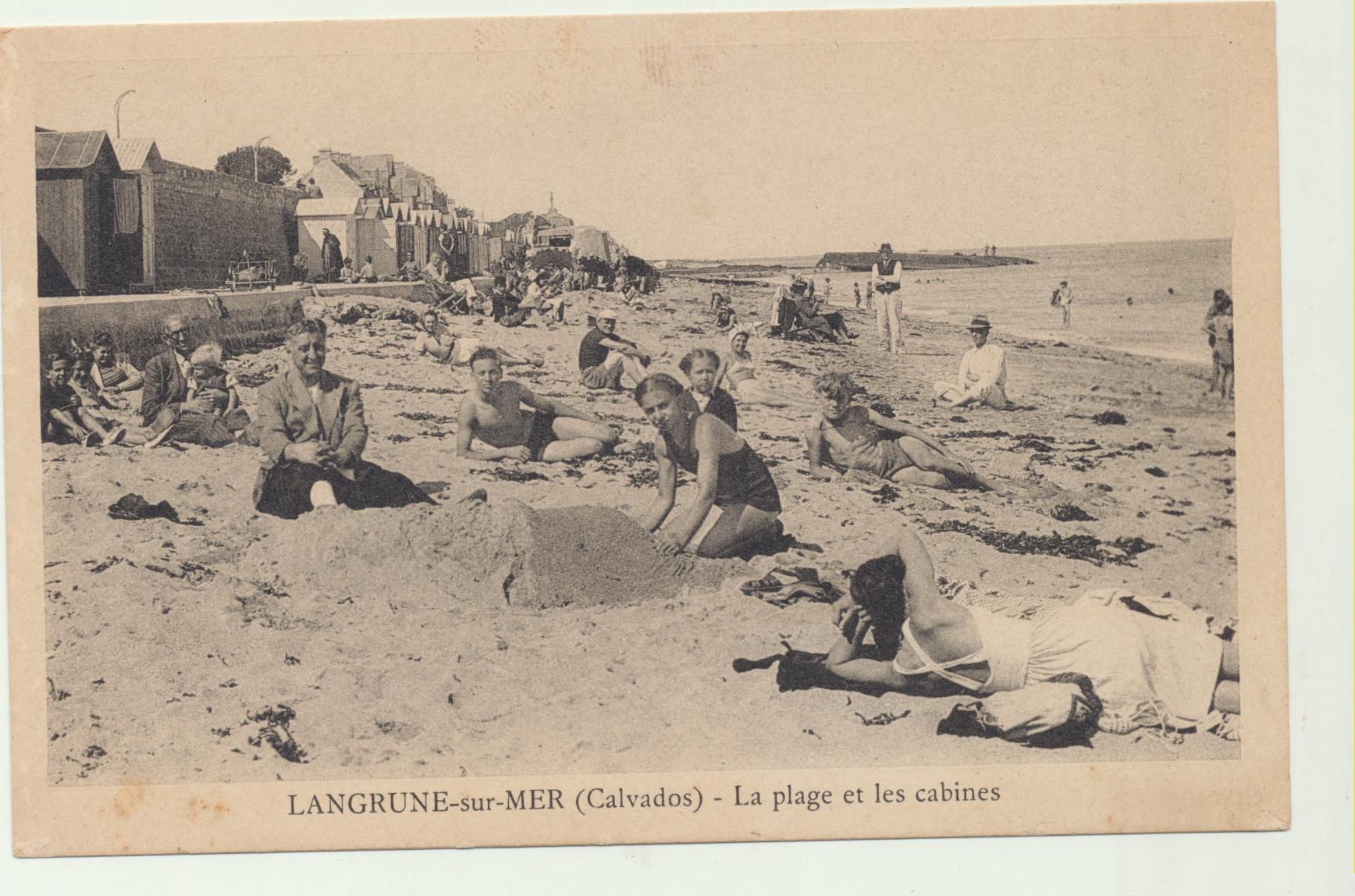 Langrune-sur-Mer (Calvados). La Plage et les cabines. Fechado en 1947