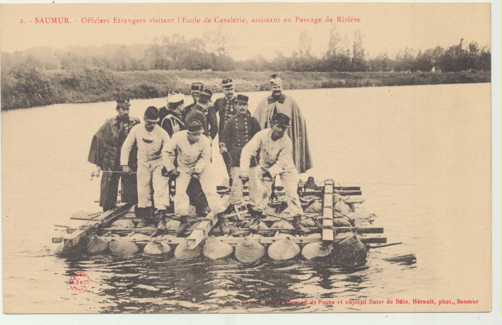 Saumur. Officiers Etrangers visitant L´EcOlé de Cavalerie, assistant au Passage de Riviere. Anterior a 1905