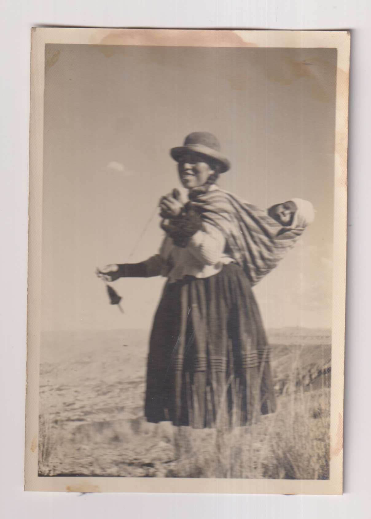 Foto Postal.- Bolivia, mujer con niño