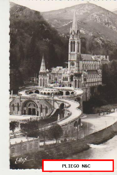 Lourdes-La Basilique et le Gave