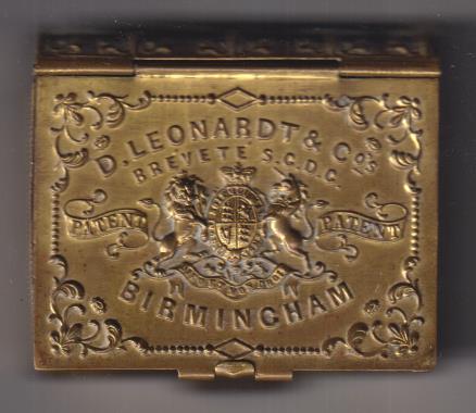 D. Leonardt & Cos. Birmingham. Cajita en forma de libro (65x55x22 mm.) Contiene 100 plumillas