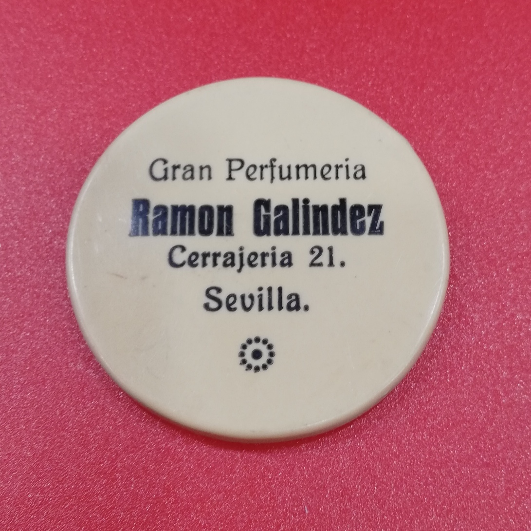 Curioso espejo de mano. Gran Perfumería Ramón Galíndez, Sevilla