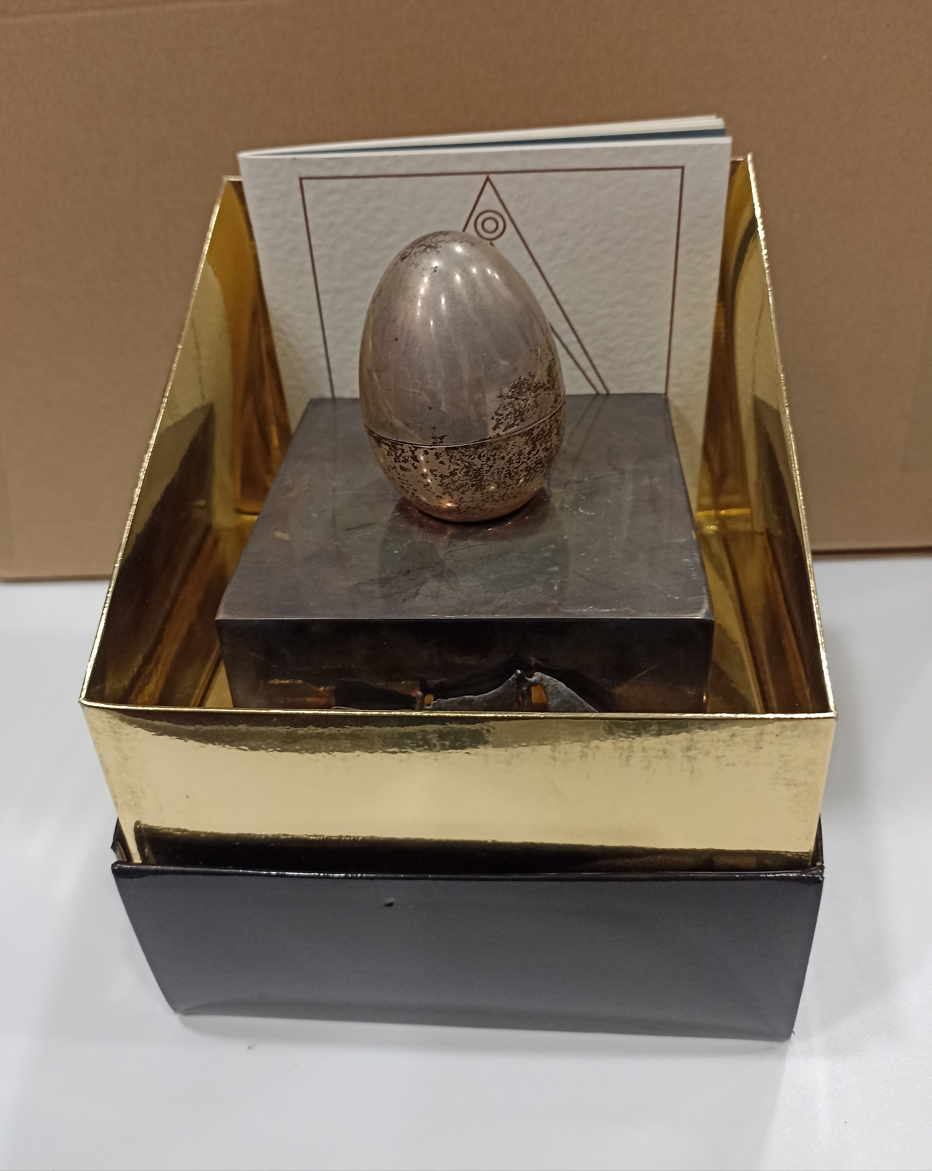 Huevo de Colón. Escultura-joya realizada en plata de ley para la sociedad V Centenario 1492-1992. Muy bonito