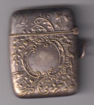 Cerillero. con relieves. Chapado en plata. Siglo XIX-XX.  (5x3,8 cmts)