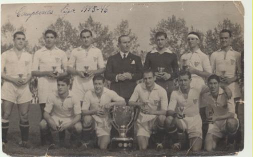 Fotografía (17,2x11,5) del Sevilla. Campeones de Liga 1945. Al dorso: Fotógrafo Olmedo, San Vicente 82
