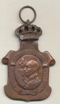 Medalla. AE-52. Homenaje de los Ayuntamientos a los Reyes, 1925. Con corona y anilla