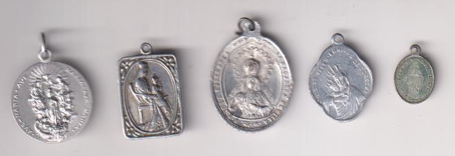 Lote de 5 medallas (Al-3 a 1,5 Cms.) Macarena, Gran Poder, Virgen de Belén y Reyes