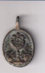 Santa Bárbara. Medalla (AE 23 mms.) R/ Sagrada Eucaristía entre tres Angelitos. Siglo SVII-XVII